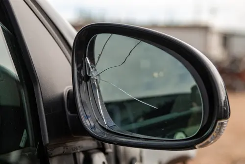 Signs It's Time to Get a Side View Mirror Replaced - Lucky  Auto Glass